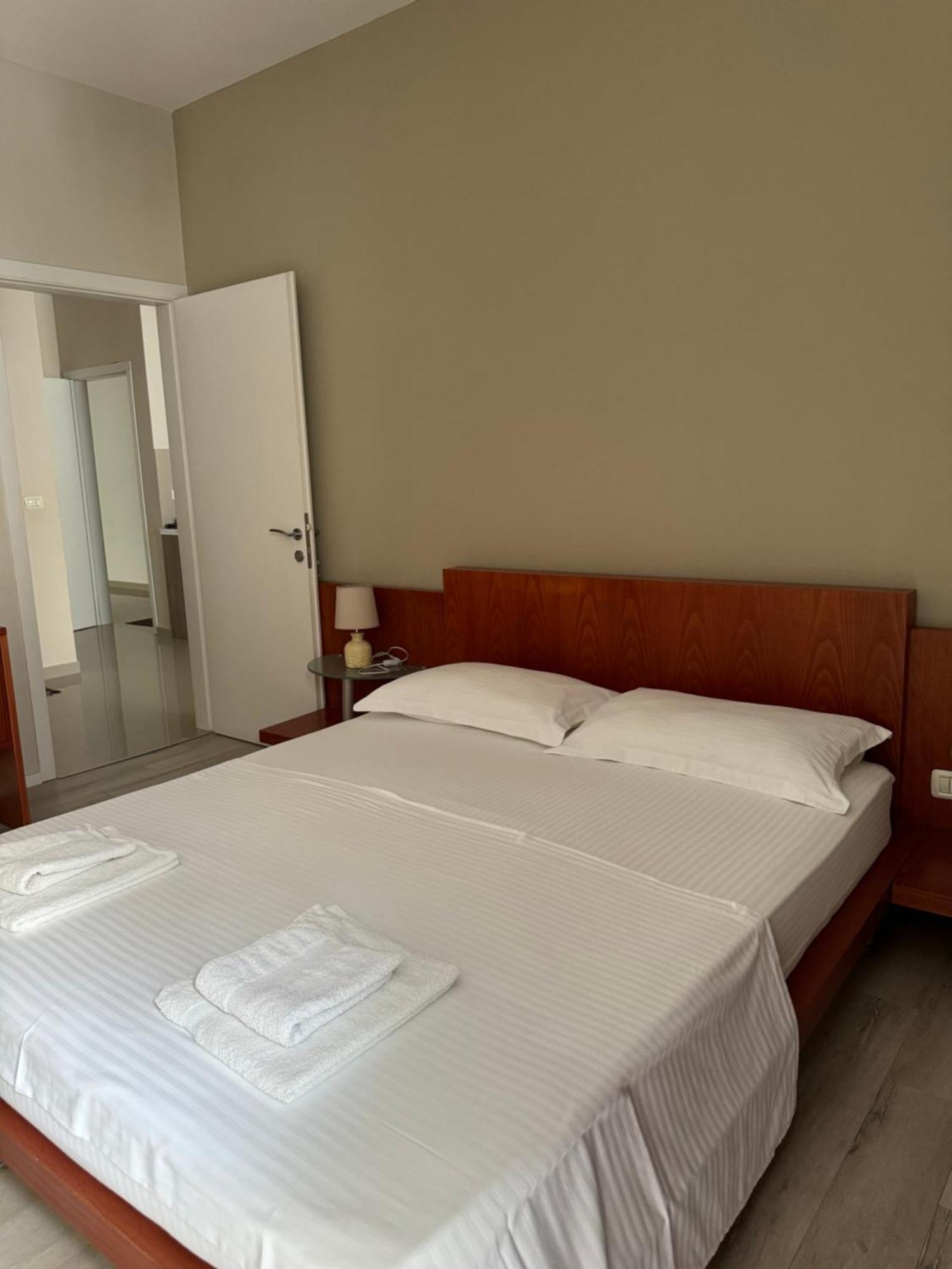 Violet'S Boutique Apartments Sarandë Exteriör bild